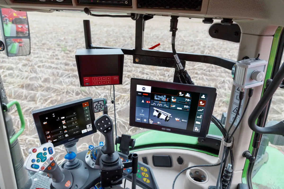 Viel HighTech an Bord - GRIMME Multiterminal (© GRIMME Landmaschinen GmbH)