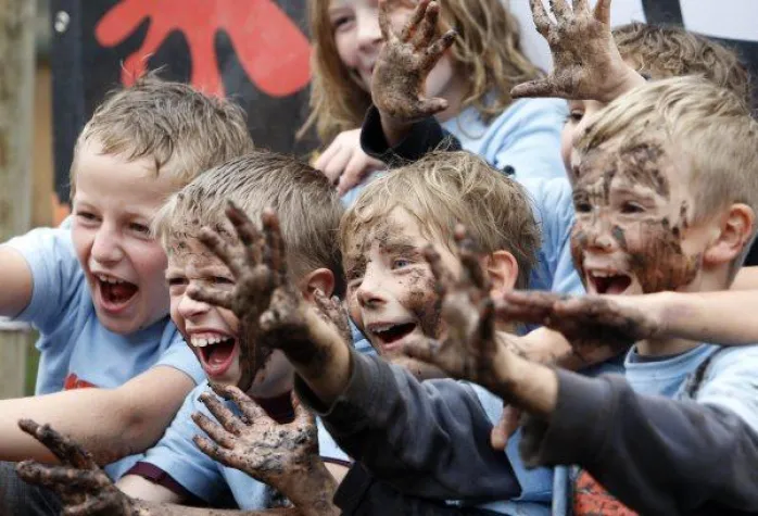 Bild: „Bauchrutscher“ im Matsch