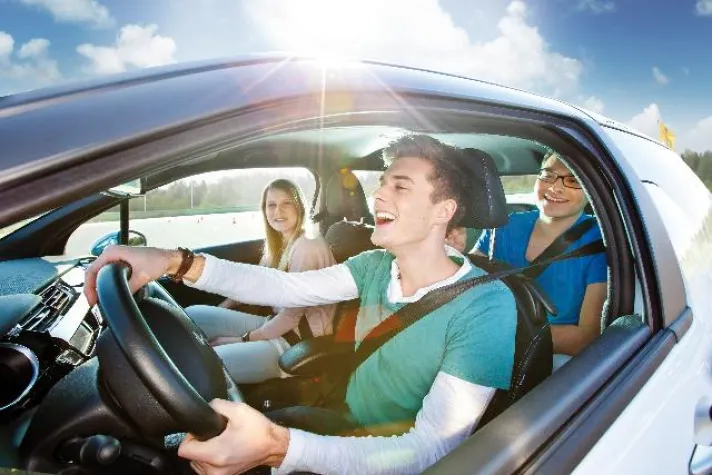 Bild: Weniger Angst um Töchter und Söhne - ADAC startet ADAC Junge-Fahrer-Training