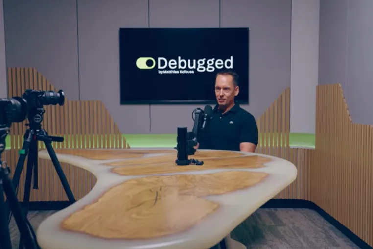 Bild: „DEBUGGED": Neuer Video-Podcast von Matthias Kolbusa bricht mit der Hochglanz-Fassade der Chefetagen 