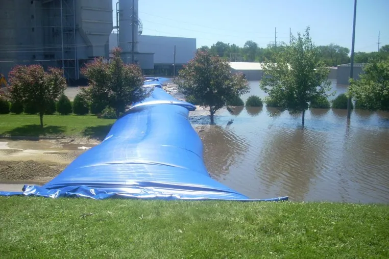Bild: Hydrobaffle der mobile Damm für Hochwasserschutz und Wasserbau