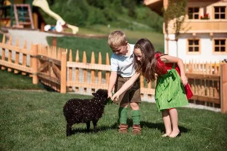 Neue Bewohner im Kinderbauernhof Pinzgauer miniGUT Tierischer Landurlaub mit Pony & Co. im Hotel Forsthofgut Bild: Neue Bewohner im Kinderbauernhof Pinzgauer miniGUT Tierischer Landurlaub mit Pony & Co. im Hotel Forsthofgut