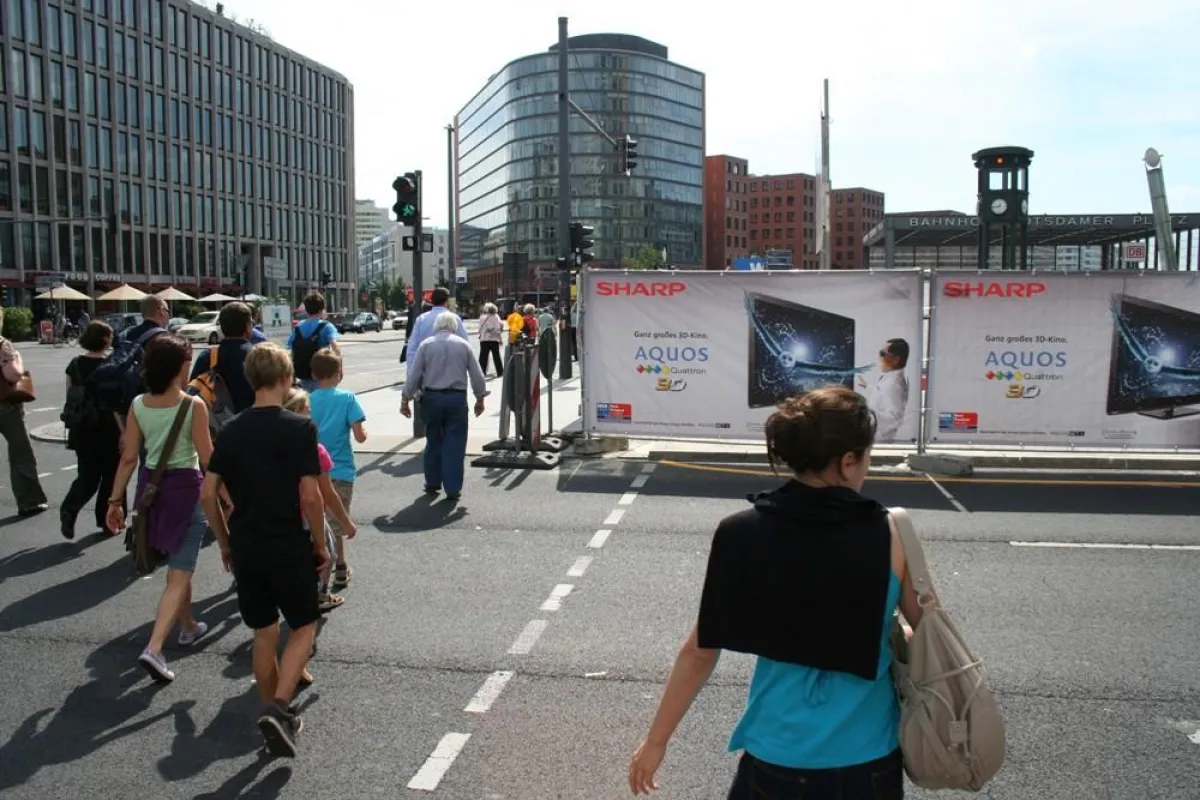 Der Sichtzaun am Boulevard der Stars zieht die Aufmerksamkeit der Passanten auf sich
