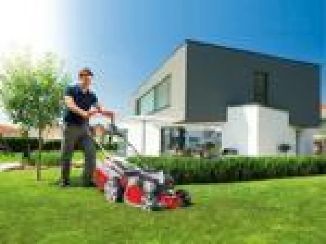 Männer und Motoren sind auf Grünflächen ein perfektes Gespann