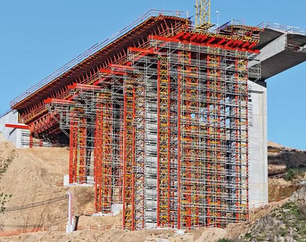 Brücken bauen mit System: VARIOKIT Schwerlastturm als Lehrgerüst Bild: Brücken bauen mit System: VARIOKIT Schwerlastturm als Lehrgerüst