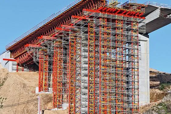 Brücken bauen mit System: VARIOKIT Schwerlastturm als Lehrgerüst Bild: Brücken bauen mit System: VARIOKIT Schwerlastturm als Lehrgerüst