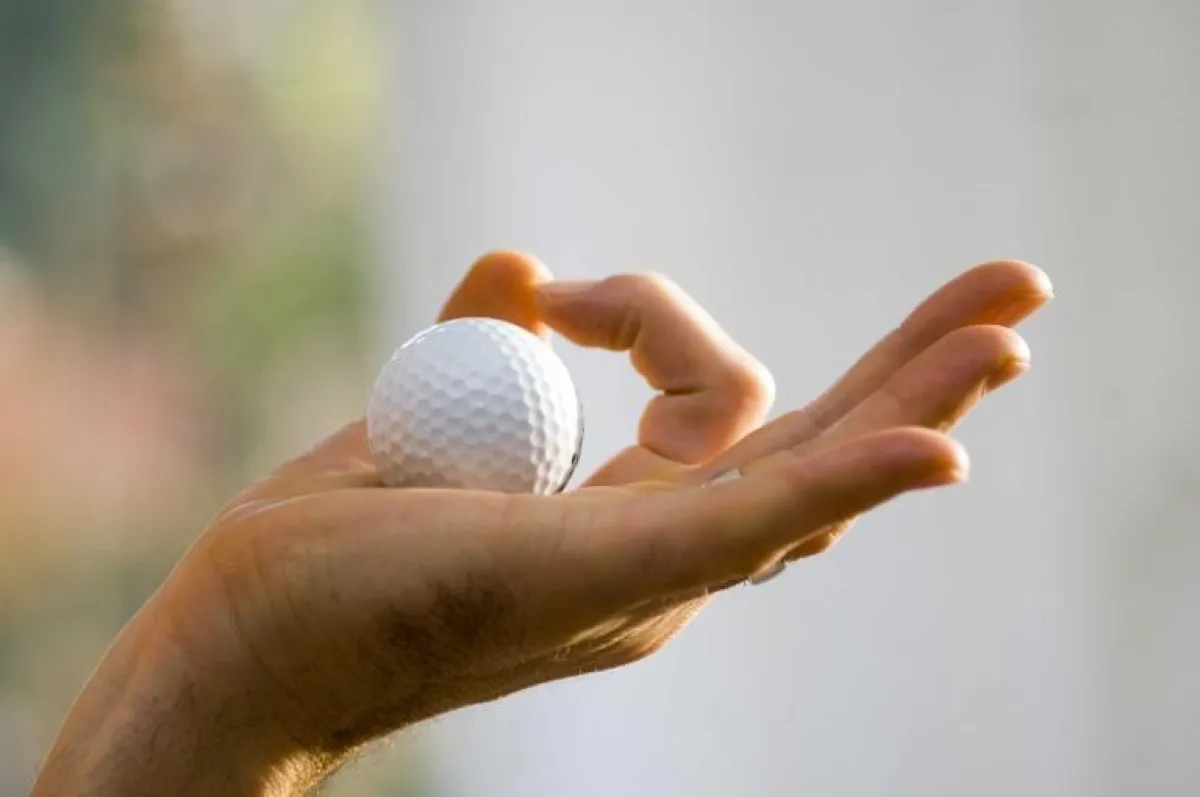 Yoga-Mudra mit Golfball