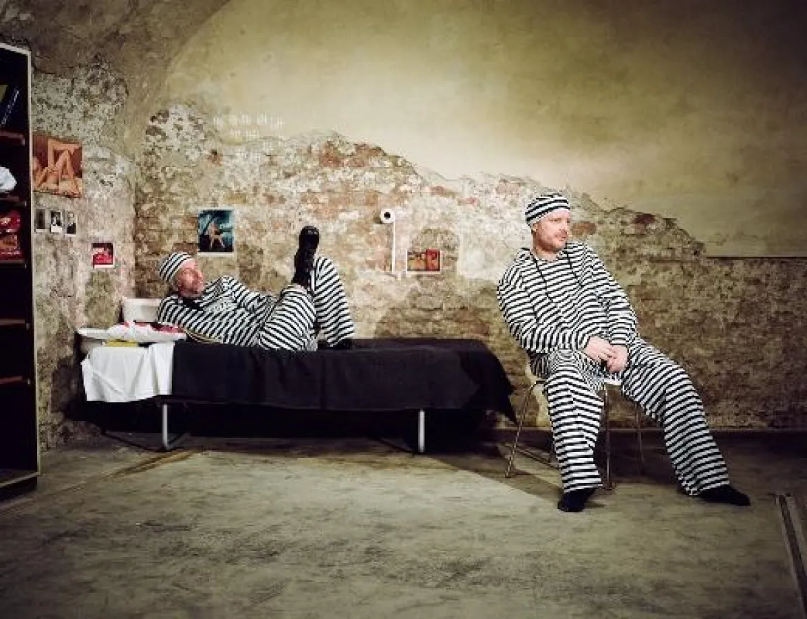 Schlafraum statt Strafraum: Die Satiriker Stermann und Grissemann teilen während der Fußball-Europameisterschaft gerne eine Gefängniszelle mit Partnerinnen von Nationalspielern.