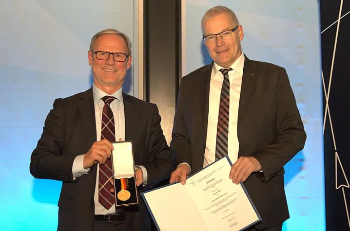DGLR ehrt Prof. Volker Liebig mit der Eugen-Sänger-Medaille Bild: DGLR ehrt Prof. Volker Liebig mit der Eugen-Sänger-Medaille