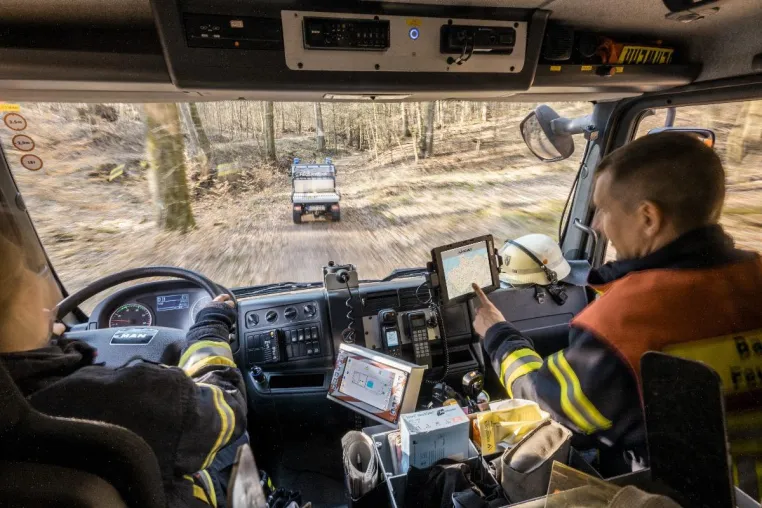 Bild: Rettung im Wald mit Blaulicht und SiReNE: Feuerwehr Wiesbaden unterstützt Forschungsprojekt der Frankfurt UAS