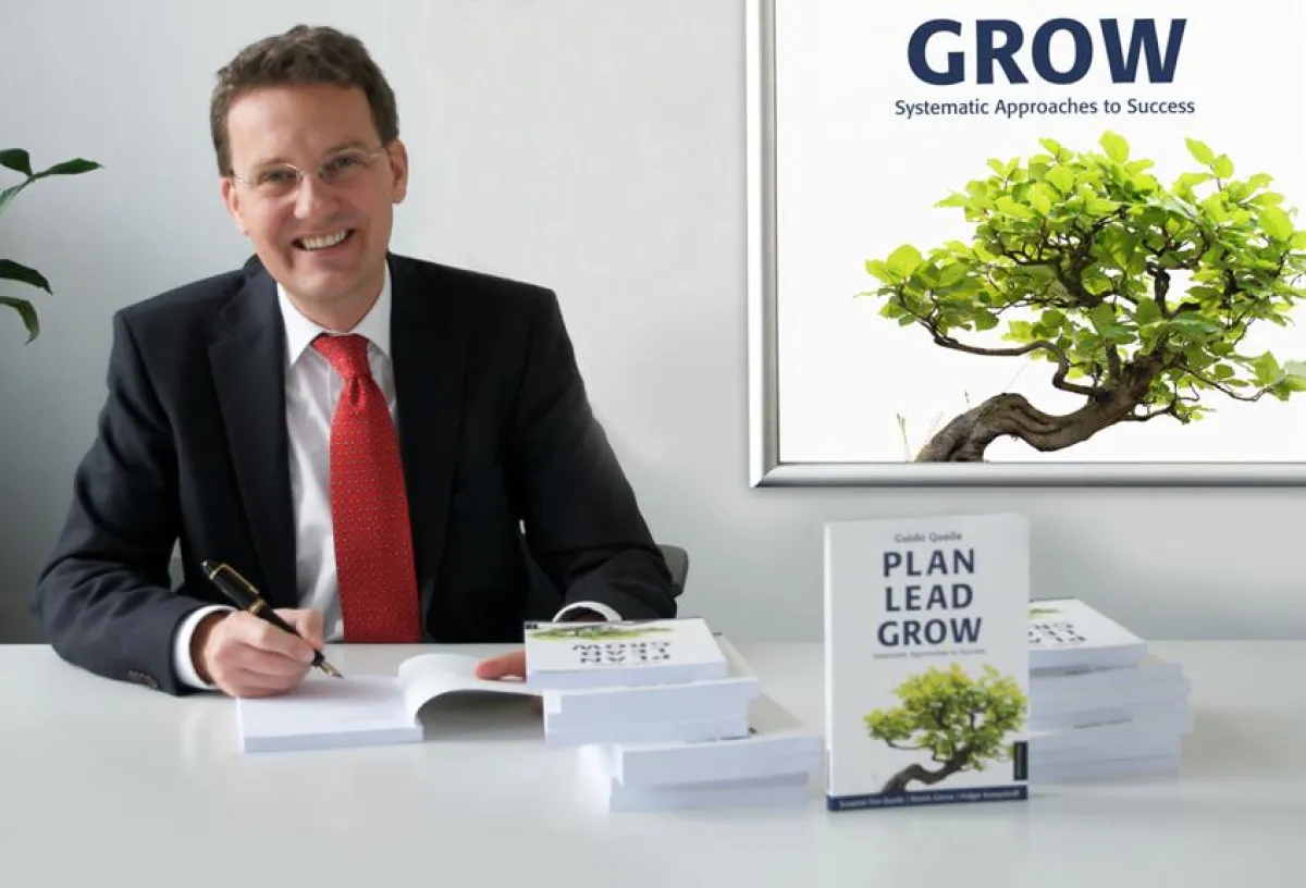 Foto: Dr. Guido Quelle, geschäftsführender Gesellschafter der Mandat Managementberatung GmbH signiert Exemplare von ?Plan Lead Grow? Bildnachweis: © 2009 Mandat Managementberatung GmbH, Dortmund