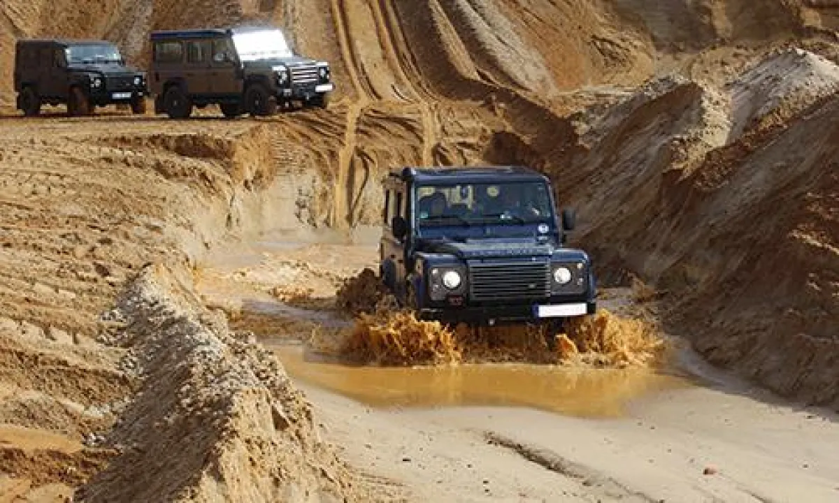 Land Rover durchquert ein Wasserloch