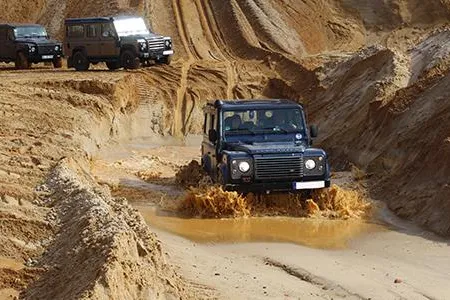 Hoyer Trophy 2015 startete mit 30 Land Rover-Fahrzeugen ins Abenteuer 'Rallye' Bild: Hoyer Trophy 2015 startete mit 30 Land Rover-Fahrzeugen ins Abenteuer 'Rallye'