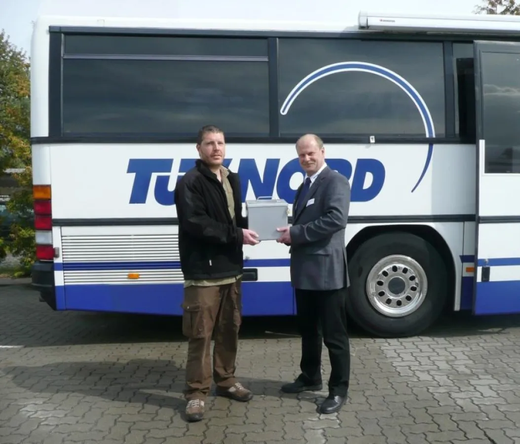 Bandelin unterstützt den Schutz der heimischen Tierwelt: Der Geschäftsstellenleiter des TÜV NORD Schulungszentrums in Bandelin Reinhard Gutsche übergab den Erlös der Veranstaltung als Spende an Michae