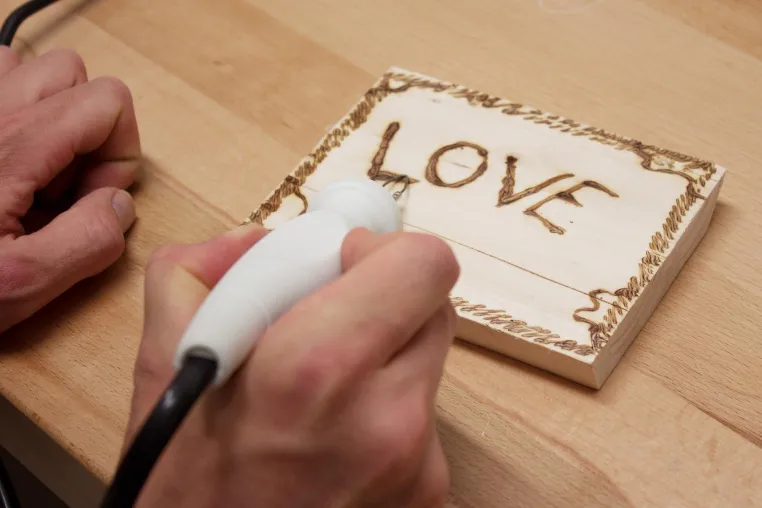 Bild: Pyrographie - eine alte Volkskunst wieder im Trend