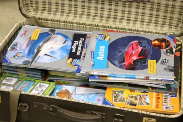 Bild: SEKO schickt Lesekoffer auf die Reise durch Nürnberger Grundschule