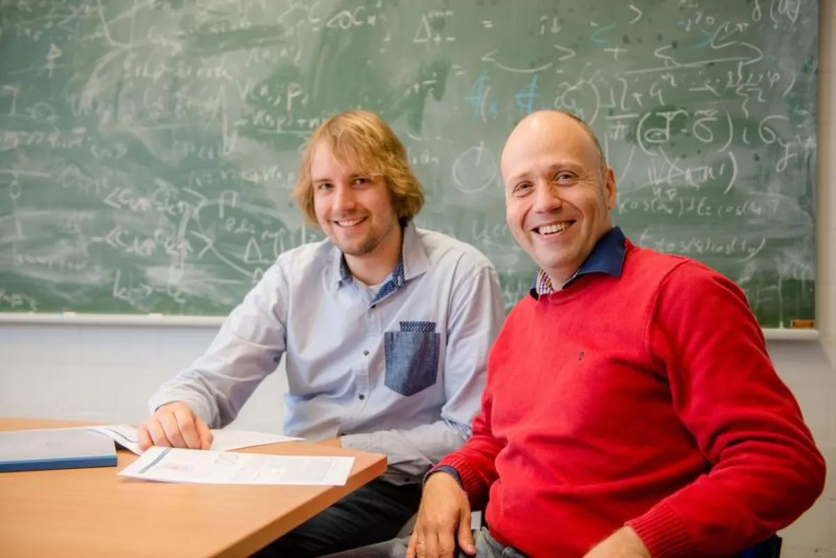 Dustin Altenfeld (links) und Ilya Eremin (rechts) haben die Theorie für das neue Verfahren vorgeschlagen. (© RUB, Marquard)