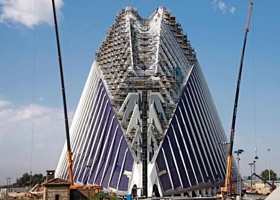 Elegante Skulptur in flexibler Rüstung Bild: Elegante Skulptur in flexibler Rüstung