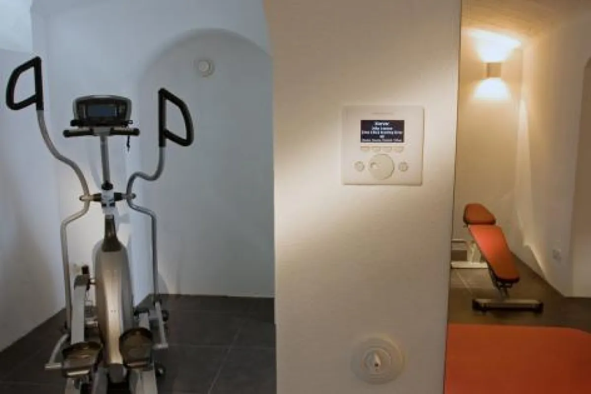 Integriertes Crestron Adagio LCD-Keypad für frei wählbare Musik im Fitnessraum