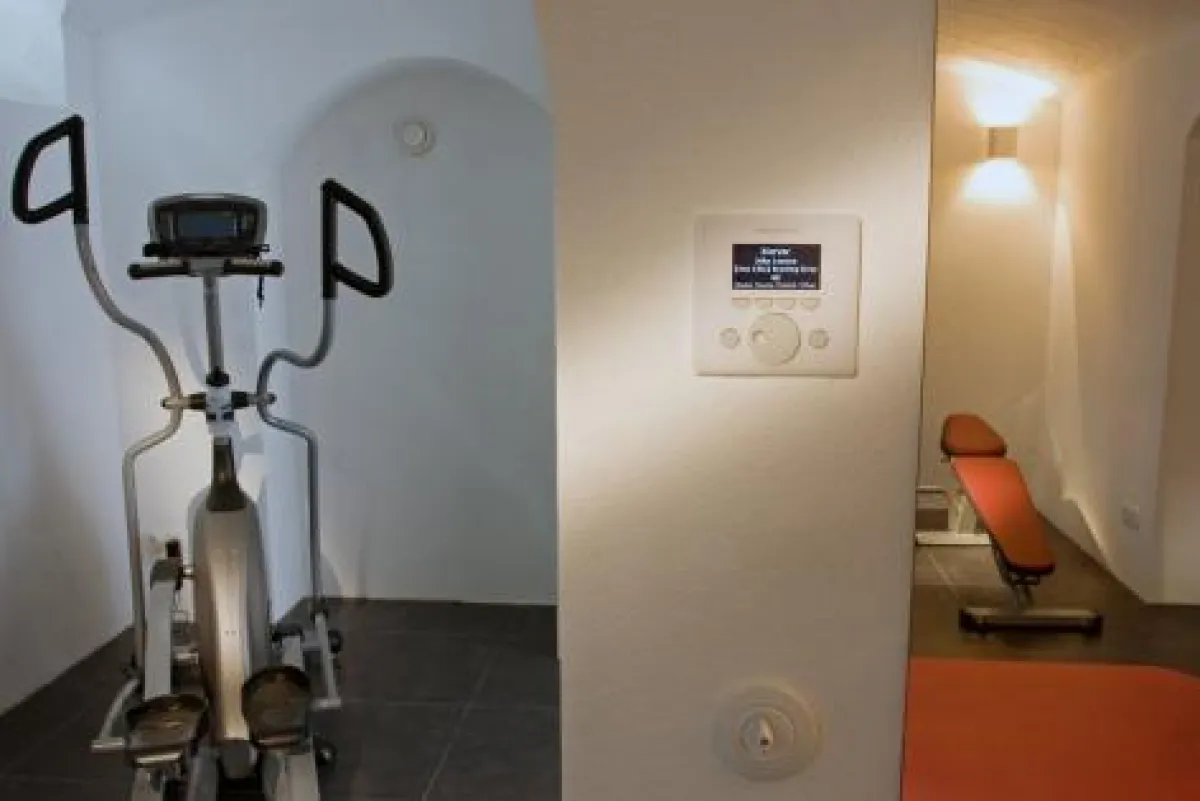 Integriertes Crestron Adagio LCD-Keypad für frei wählbare Musik im Fitnessraum