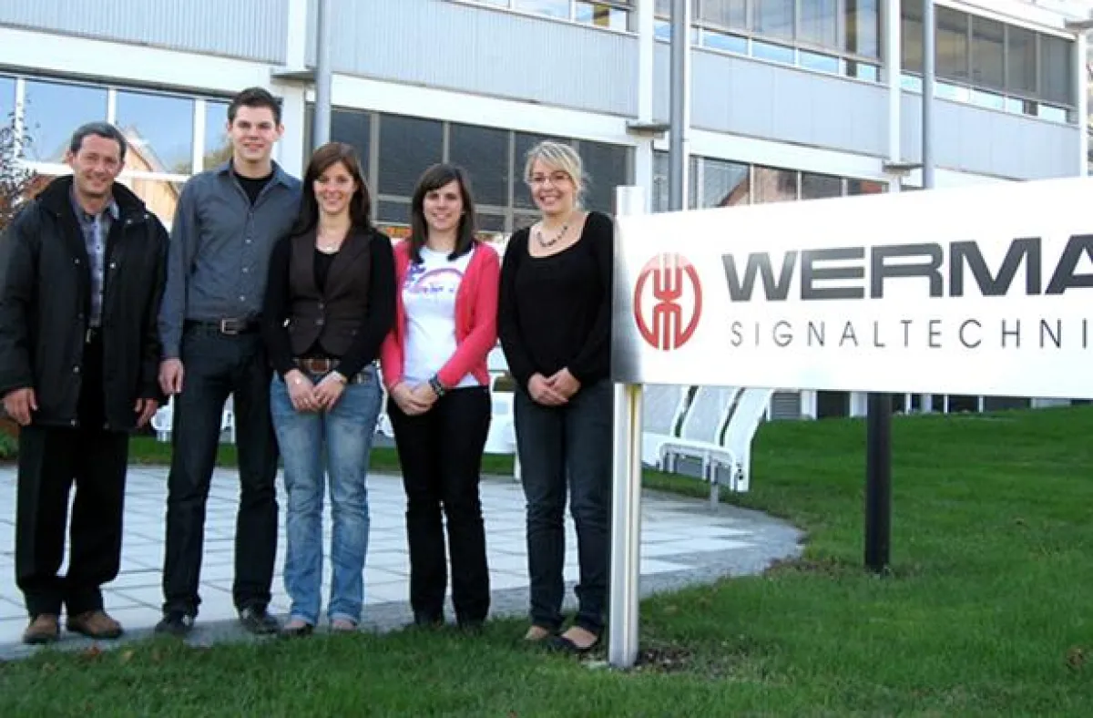 Haben zum Herbst ihr Studium und Ausbildung bei WERMA begonnen: Daniela Biedermann, Judith Lambrecht, Petra Rothenbacher und Felix Bechler (von rechts nach links). Links im Bild: Ausbildungsbetreuer A