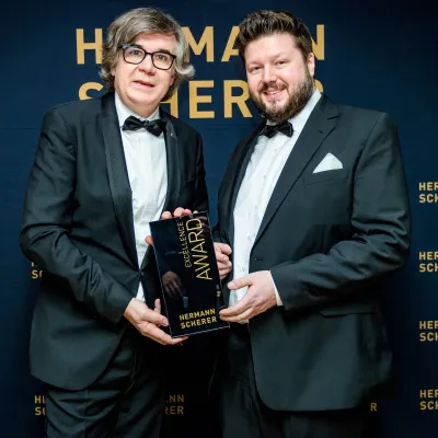 Bild: Oliver Oettgen erhält Excellence Award beim 13. internationalen Speaker Slam