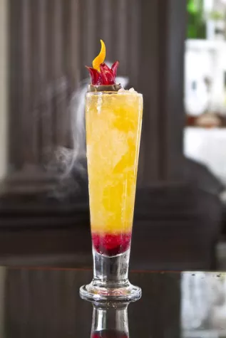 Bild: Olympus Torch in der Lobby Bar des One Aldwych