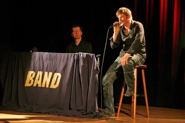 Bild: Michael Altinger im ausverkauften Kultursaal am Park in Bad Endorf