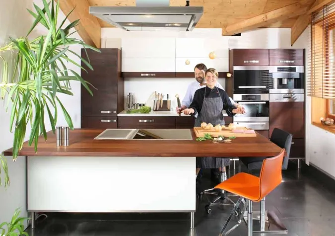 Bild: Tag der Küche aus Massivholz bei den Möbelmachern - die neuesten Mielegeräte und die perfekte Schneidtechnik