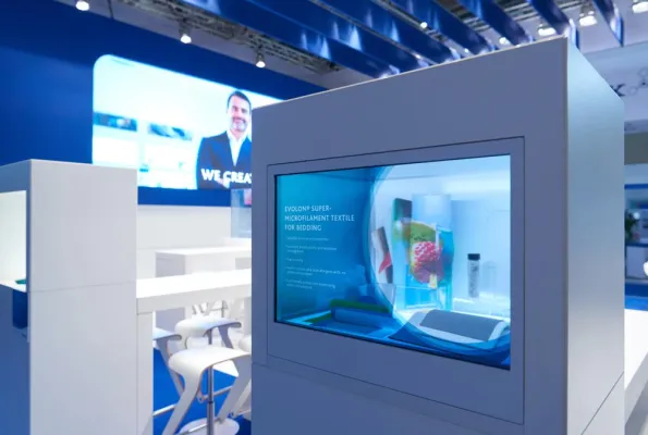 Bild: FREUDENBERG PERFORMANCE MATERIALS: Produktschau mit OLED