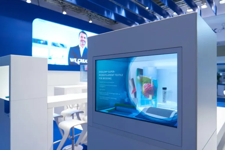 Bild: FREUDENBERG PERFORMANCE MATERIALS: Produktschau mit OLED