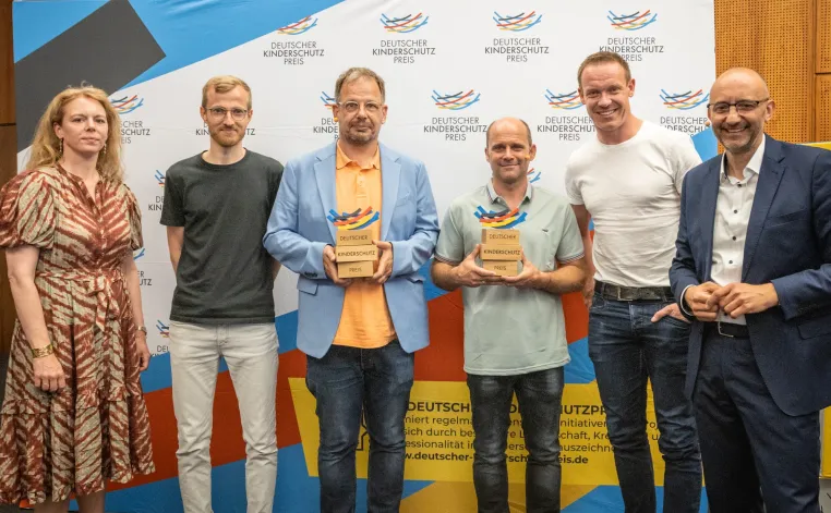 Jan Hempel und Hajo Seppelt erhalten Deutschen Kinderschutzpreis Bild: Jan Hempel und Hajo Seppelt erhalten Deutschen Kinderschutzpreis