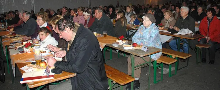 Mehr als 300 Mieter treffen sich beim Monarchis Mieterfest in der Zingster Straße Bild: Mehr als 300 Mieter treffen sich beim Monarchis Mieterfest in der Zingster Straße