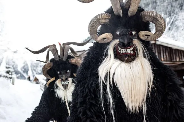 Bild: Mystische Figuren und traditionelle Brauchtümer