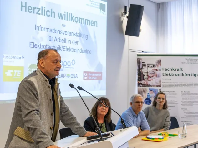 Ticket zum neuen Job in der Wahlheimat Bild: Ticket zum neuen Job in der Wahlheimat