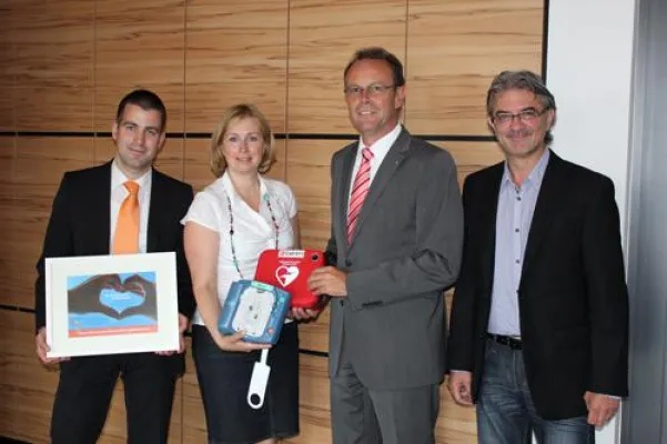 Bild: Mit dem Defibrillator Leben retten