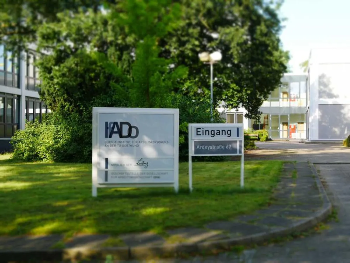 Einfahrt zum Leibniz-Institut für Arbeitsforschung an der TU Dortmund (IfADo). (Foto: IfADo/Mülhe)