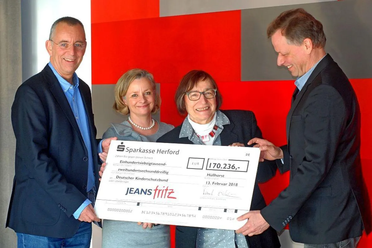 Spendenübergabe an den DKSB durch Frank Schwier und Frank Eickmeier von JEANS FRITZ