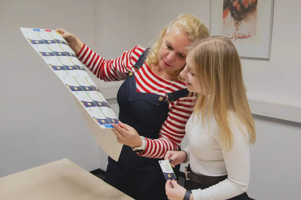 v.l.n.r. Mag. Ute Zimmermann (Geschäftsführerin IM POLYMER GmbH) & Lizzy (Social Media) (© © IM POLYMER GmbH 2023)