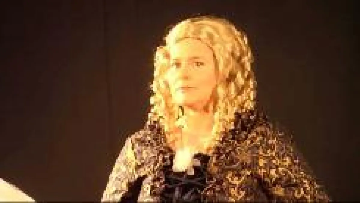 Helena (Anja Pirling) hats faustdick hinter ihren Ohren