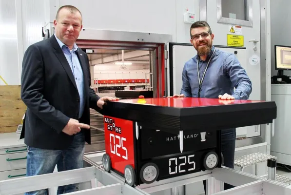 Bild: Neues Herzstück für Versandprozesse: KOMSA nimmt Automatik-Lager in Betrieb