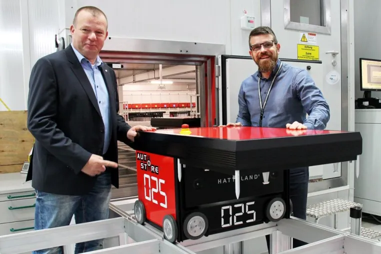 Bild: Neues Herzstück für Versandprozesse: KOMSA nimmt Automatik-Lager in Betrieb