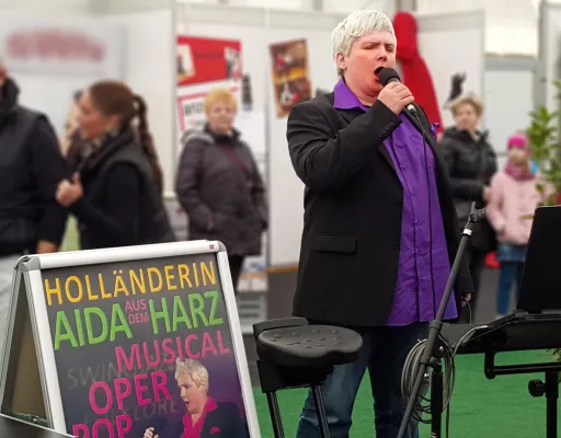 Bild: Tenorsängerin Aida auf dem „Frühlingserwachen“ in Northeim