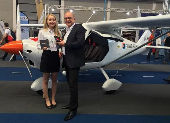 Bild: Dacher Systems übergibt auf der AERO 2016 das erste sky[nav]pro™