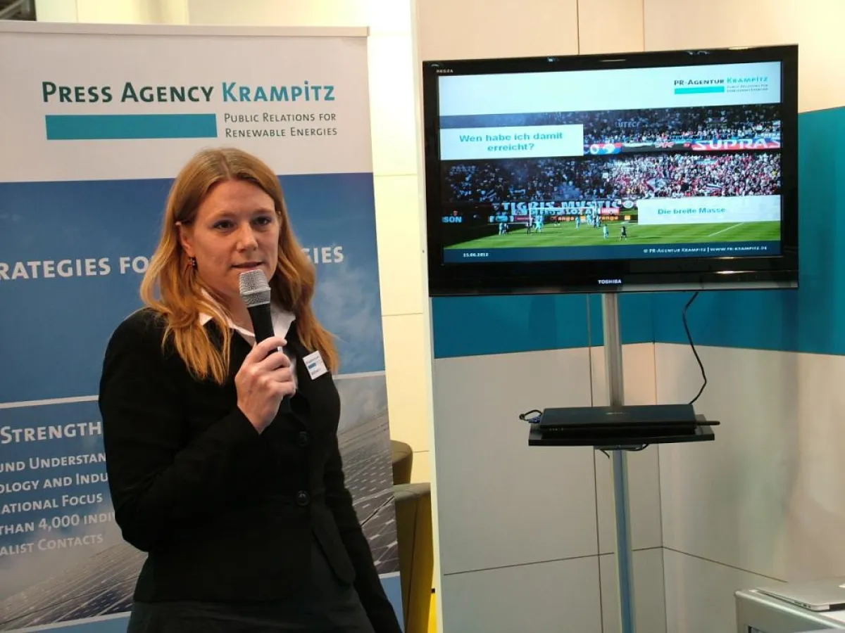 Iris Krampitz präsentiert den Mehrwert professioneller Pressearbeit.