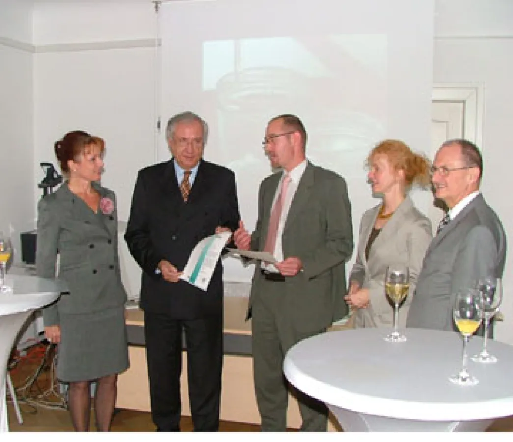 Bild von Links nach Rechts: Landrätin Frau Dr. Gabriele Pauli; Regierungspräsident Karl Inhofer; Volker Liebig Geschäftsführer; Cornelia Klein Sicherheitsfachkraft; Bürgermeister Gert Kohl.