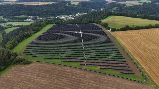 Bild: Next2Sun stellt neues vertikales Montagesystem Fields2Sun Max für große Photovoltaik-Kraftwerke vor