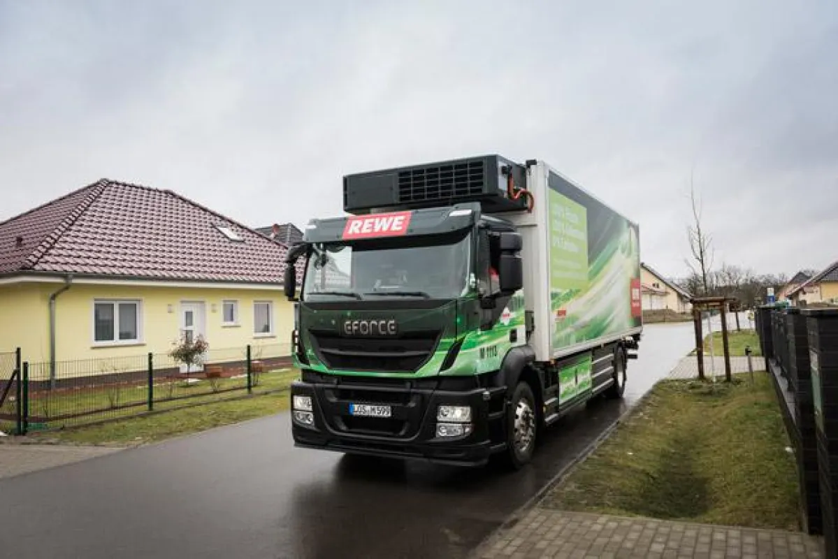 Flüsterleise sind die Elektro-Lkw von Meyer Logistik – und damit besonders geeignet für die Beliefer