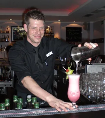 Bild: Sebastian Allwardt schwingt als neuer Barchef des FORUM Café.Bar.Restaurant den Cocktail-Shaker