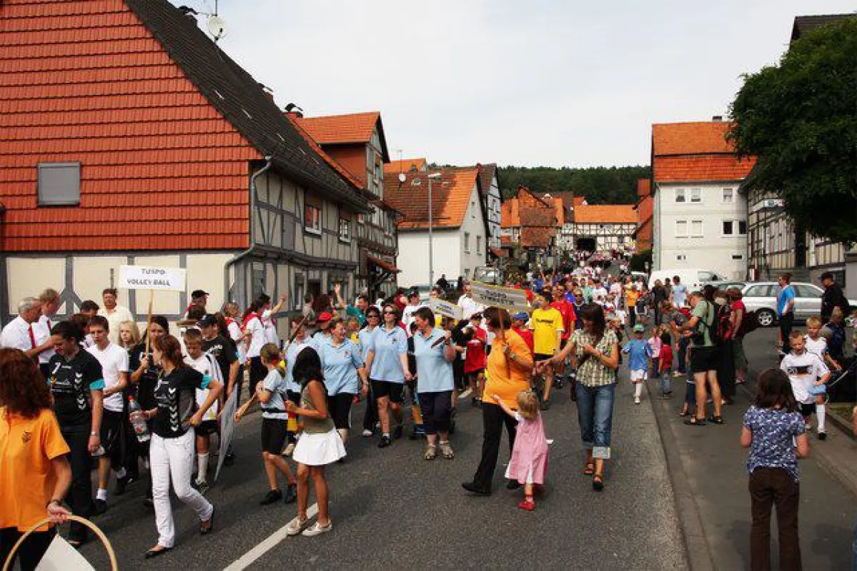 Rückblick 2008: Eröffnung des RiesenFestes in der Dorfmitte (Foto: L. Schäfer)